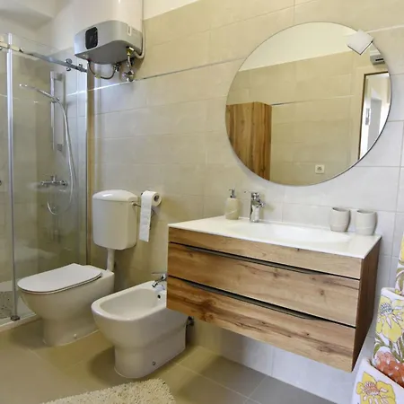 Upscale Fully Equipped شقة *